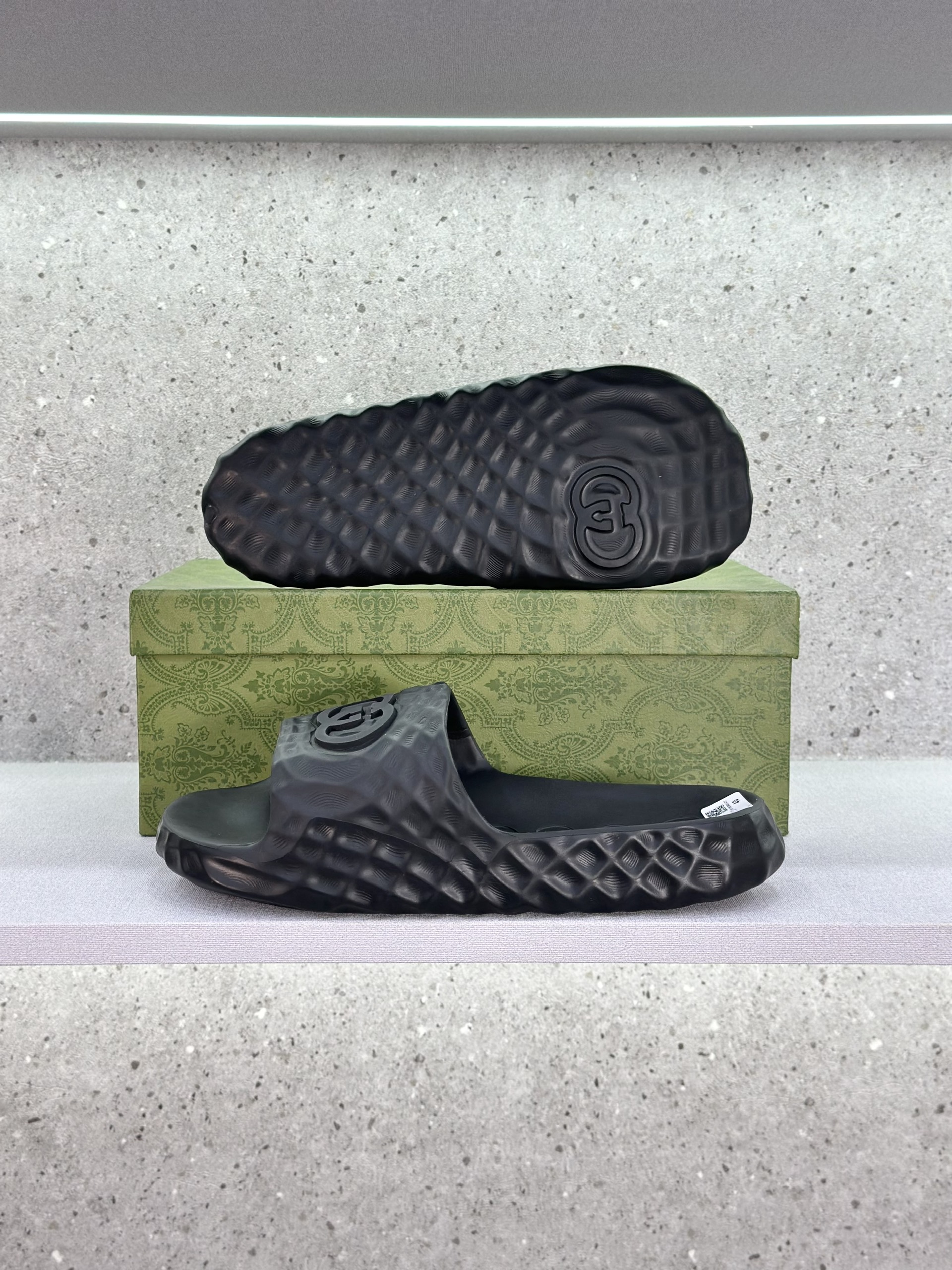 Dép lê quai ngang Gucci GC Đen sần logo GG nổi Like Auth on web fullbox bill thẻ VTN